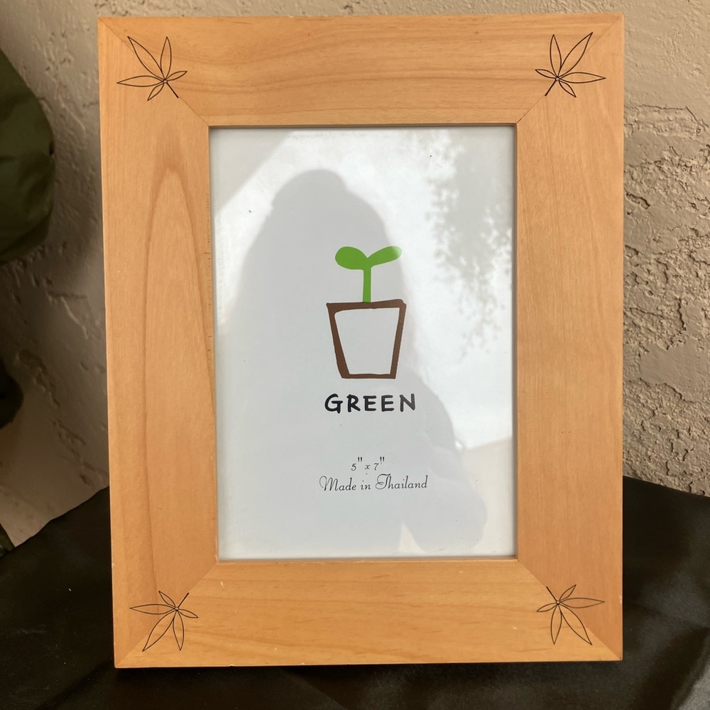 Unk Light Brown Picture Frame with Leaf Design 5 x 7 photo